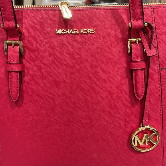 MICHAEL KORS
Charlotte Large Saffiano Leather Top-Zip Tote Bag
Electric Pink
NWT - Picture 2 of 16